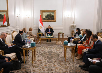 رئيس الوزراء يلتقي نائب رئيس بنك الاستثمار الأوروبي والوفد المرافق لها
