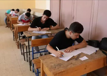 طلاب الثانوية العامة يبدأون امتحان التربية الدينية