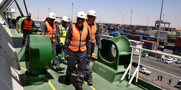 رئيس الوزراء يستهل جولته بميناء العين السخنة بتفقد سفينة تغييز الغاز الطبيعي المسال “Energos Eskimo”