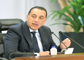 رئيس الوزراء يبدأ جولة تفقدية لمتابعة استعدادات البنية التحتية لاستيراد الغاز الطبيعي بمنطقة السخنة