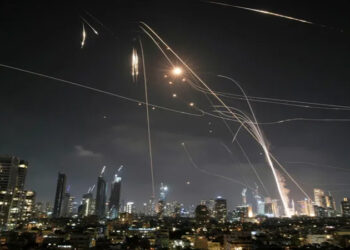 إعلام إسرائيلي: رصد موجة جديدة من الصواريخ الإيرانية
