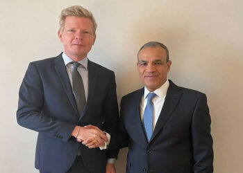 وزير الخارجية والهجرة يلتقي المبعوث الأممي لليمن في عمان