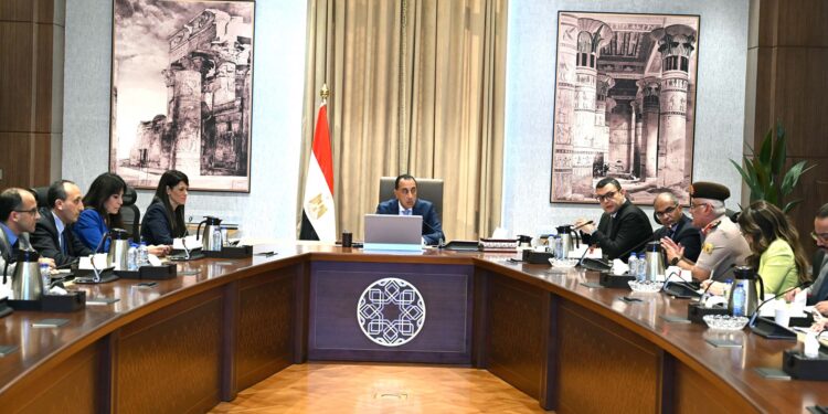 رئيس الوزراء يتابع موقف تمويل مشروعات المبادرة الرئاسية “حياة كريمة”