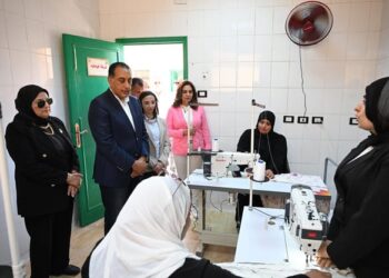 رئيس الوزراء يتفقد قافلة خدمية تقدم خدمات متنوعة لمواطني قرية “زاوية صقر” بمركز أبو المطامير