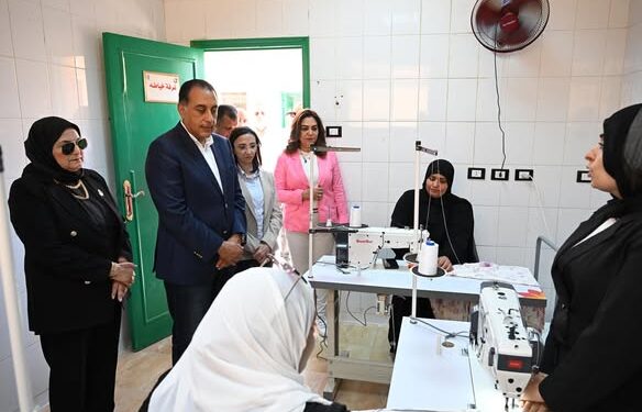 رئيس الوزراء يتفقد قافلة خدمية تقدم خدمات متنوعة لمواطني قرية “زاوية صقر” بمركز أبو المطامير