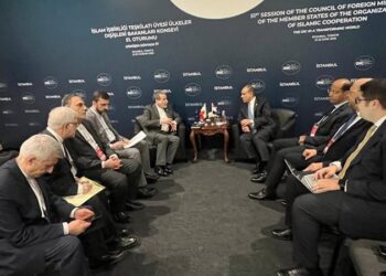 وزير الخارجية والهجرة يلتقي بوزير خارجية إيران في اسطنبول