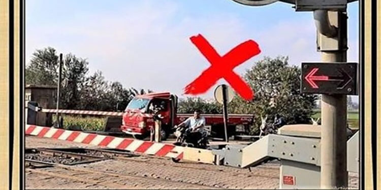 النقل تناشد المواطنين المشاركة في التوعية بضروة  الالتزام بعدم  اقتحام المزلقان او السير عكس الاتجاه