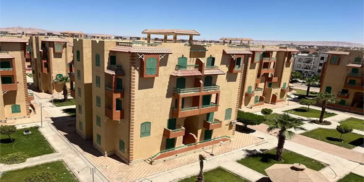 وزير الإسكان يتابع موقف المشروعات السكنية والبنية الأساسية والتطوير بعدة مدن بالصعيد