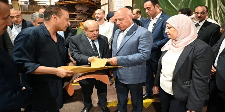 وزير الصناعة والنقل يفتتح مصنع لإنتاج الزجاج الهندسي ويضع حجر الأساس لمصنع جديد