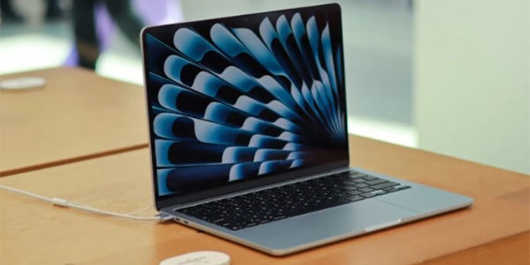 آبل تعتزم تقديم جهاز MacBook بسعر أقل من 999 دولارًا في خطوة غير مسبوقة