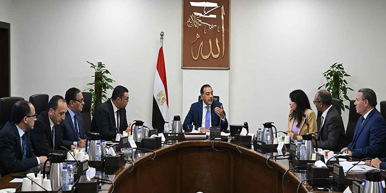 رئيس الوزراء يُتابع الخطة التنفيذية لمحطات تحلية مياه الساحل الشمالي الغربي