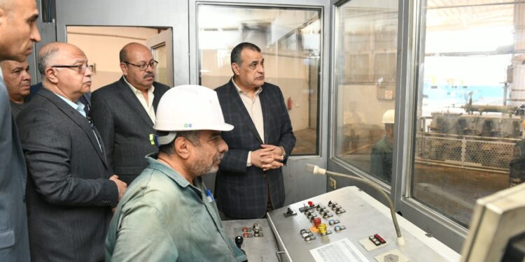 وزير الإنتاج الحربي يطمئن على سير العملية الإنتاجية خلال مرور مفاجيء على شركة حلوان للصناعات الهندسية