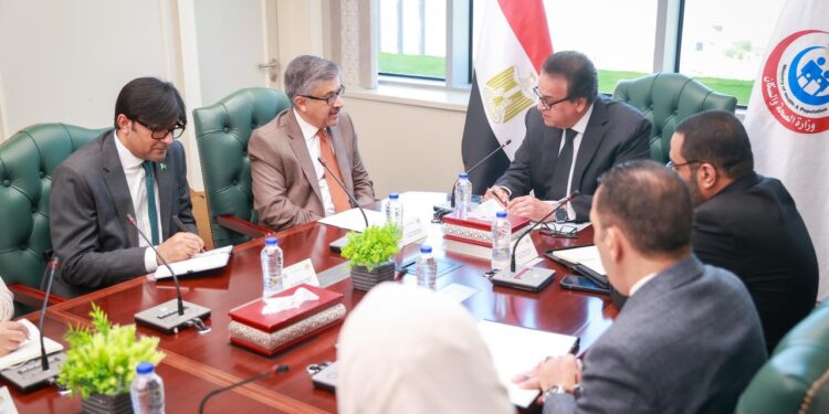 وزير الصحة يلتقي السفير الباكستاني لبحث التعاون في مبادرات الصحة العامة ومكافحة الأمراض الوبائية