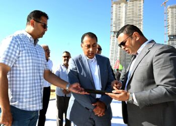 رئيس الوزراء يتفقد أعمال “أبراج الداون تاون” و”داون تاون لاجون” بالعلمين الجديدة
