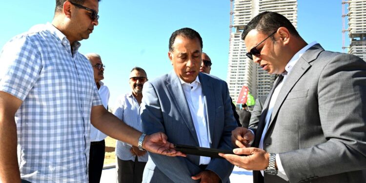 رئيس الوزراء يتفقد أعمال “أبراج الداون تاون” و”داون تاون لاجون” بالعلمين الجديدة