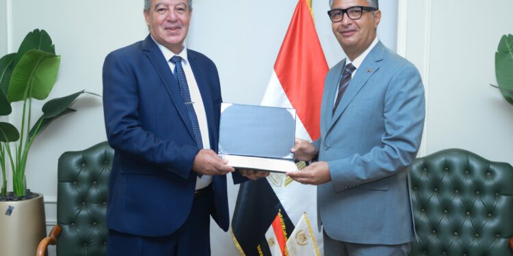 وزير التموين يكرم صاحب أفضل فكرة عبر “منصة حوار” والمتعلقة بتتبع السلع الغذائية