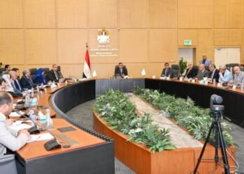 وزير الإسكان يعقد اجتماعه الدوري لمتابعة المشروعات السكنية بعددٍ من المدن والمحافظات