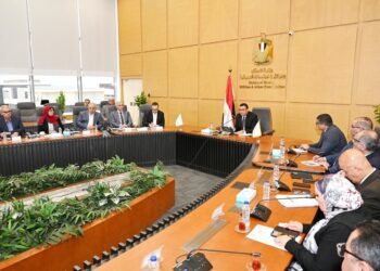 وزير الإسكان يتابع موقف توفيق الأوضاع بالأراضي المنضمة لأحوزة عددٍ من المدن الجديدة