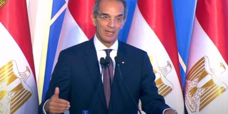 وزير الاتصالات يكشف سبب انتشار النيران بشكل سريع فى حريق سنترال رمسيس