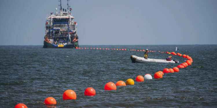 المصرية للاتصالات تنتهي من عمليات الإنزال ومسارات العبور الخاصة بالكابل البحري SEA-ME-WE-6 في مصر