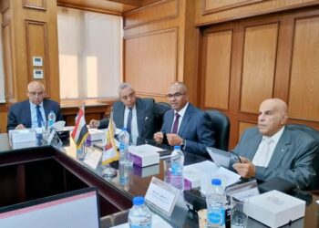 نائب وزير الإسكان يعقد اجتماعًا مع اللجنة التنسيقية العليا لتحديث أكواد مياه الشرب والصرف الصحي