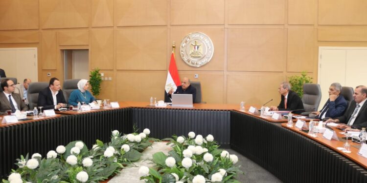 وزير الكهرباء يجتمع برؤساء شركات الإنتاج والنقل والتوزيع.. ويوجه بمواصلة تنفيذ خطة مجابهة ارتفاع الأحمال وزيادة الاستهلاك