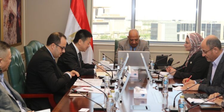 وزير الكهرباء يبحث مع انكورا الصينية توطين صناعة المهمات الكهربائية لنهايات الكابلات ذات الجهد العالي