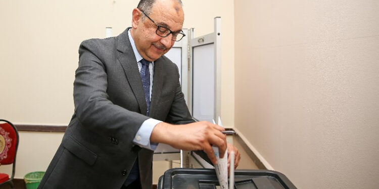 وزير قطاع الأعمال يُدلي بصوته في انتخابات مجلس الشيوخ بالتجمع الخامس