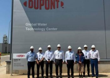 وزير الإسكان يصل مدينة برشلونة الإسبانية ويلتقي مسئولي شركتي (DUPONT) و(IETOS)