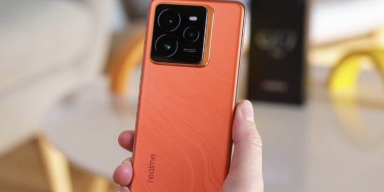 ريلمي تكشف عن هاتف جديد ببطارية 15000 مللي أمبير