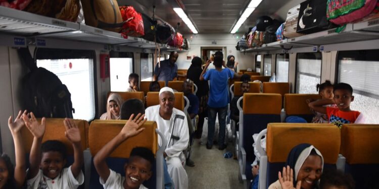 السكة الحديد: تسيير القطار التاسع للعودة الطوعية للأشقاء السودانيين وعلى متنه ٩٤٠ سودانيًا
