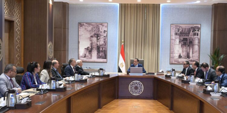 رئيس الوزراء يلتقي أعضاء اللجنة الاستشارية للشئون السياسية