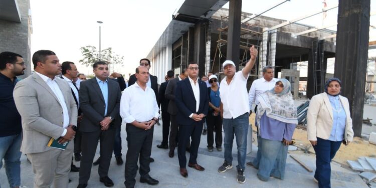وزير الإسكان يقوم بجولة مفاجئة بمشروع حدائق “تلال الفسطاط” بمصر القديمة