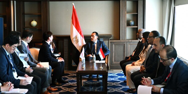 رئيس الوزراء يلتقى وزير الأراضي والبنية التحتية والسياحة والنقل الياباني