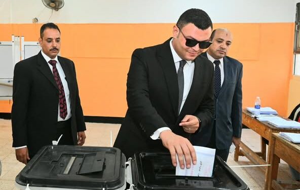 وزير الإسكان يُدلي بصوته بانتخابات مجلس الشيوخ