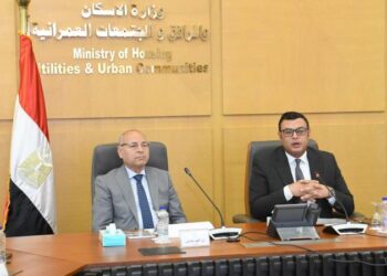 وزير الإسكان يستعرض مع محافظ القاهرة الموقف التنفيذي لعدد من المشروعات
