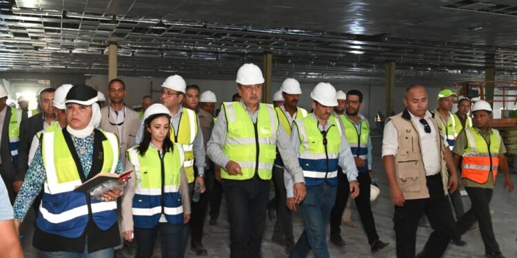 وزير قطاع الأعمال يتابع تقدم العمل بمشروع مجمع المصانع الجديدة بشركة مصر للغزل والنسيج