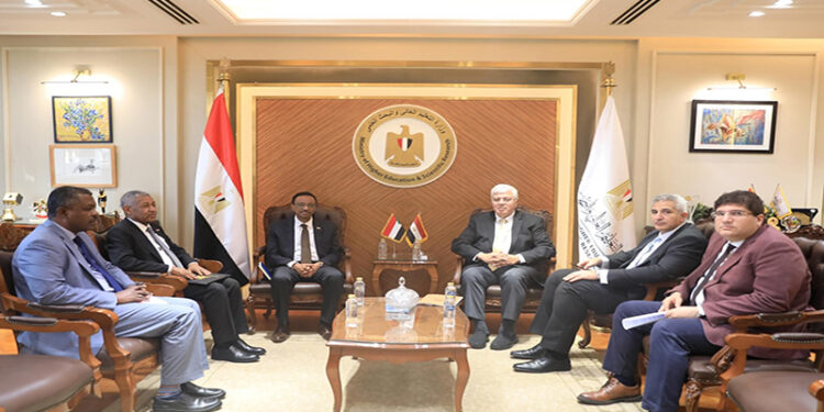 وزير التعليم العالي يلتقي نظيره السوداني لبحث سبل تعزيز التعاون المشترك