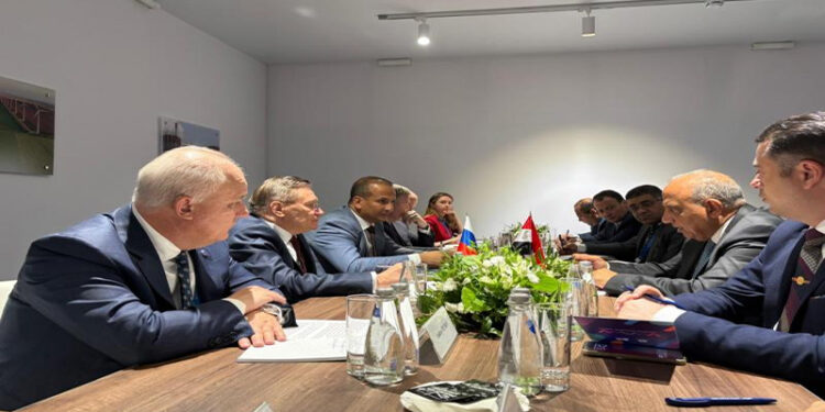 وزير الكهرباء يجتمع مع رئيس شركة”روسآتوم ” الروسية وفريق العمل القائم على مشروع محطة الضبعة النووية