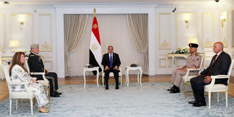 الرئيس السيسي يستقبل قائد القيادة المركزية الأمريكية
