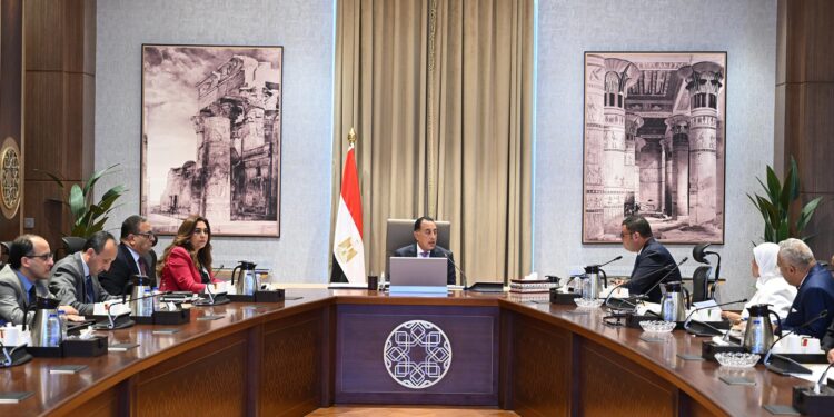 رئيس الوزراء يستعرض الإجراءات المقترحة للتعامل مع انهيار عدد من العقارات