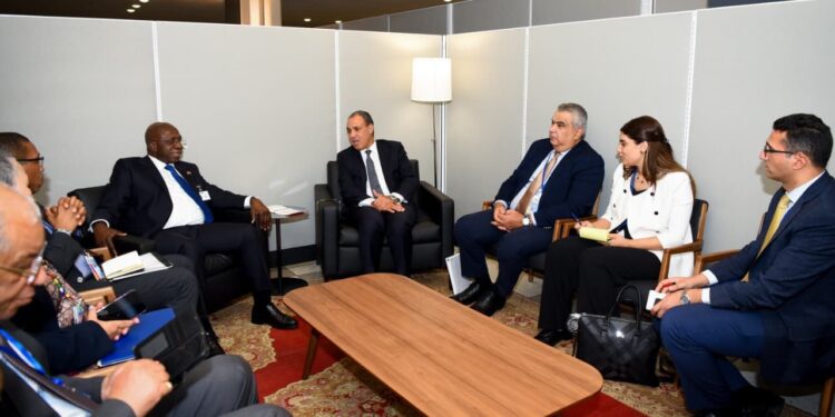 وزير الخارجية يلتقي نظيره الأنجولي