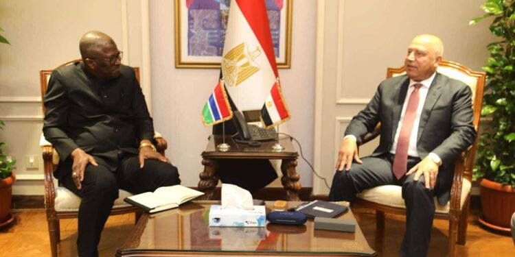 وزير الصناعية والنقل يبحث مع  وزير الدفاع الجديد بجامبيا  فرص التعاون والدعم