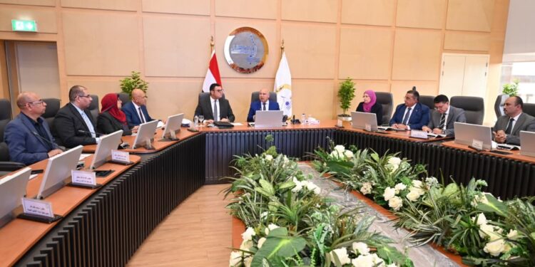 وزير الصناعة والنقل يبحث مع وزير الإسكان موقف ترفيق المناطق الصناعية