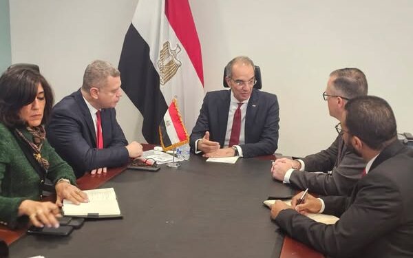 وزير الاتصالات يبحث مع مسؤولى كبرى الشركات الأمريكية التوسع في استثماراتها في مجال التعهيد في مصر