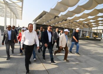وزير الإسكان يختتم جولته اليوم بمتابعة سير العمل بمشروع حدائق “تلال الفسطاط”