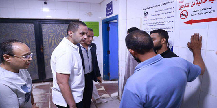 جولة مسائية مفاجئة لنائب الوزير في مستشفى كفر الشيخ.. إحالة الطاقم الإداري للتحقيق وتوجيهات عاجلة