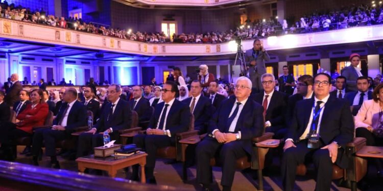 عاشور: الذكاء الاصطناعي شريك الأستاذ الجامعي.. و50 ألف طالب التحقوا بتخصصاته هذا العام