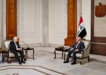 الرئيس العراقي يكرّم طلال أبوغزاله بدرع مسلّة حمورابي