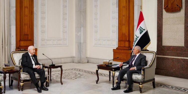 الرئيس العراقي يكرّم طلال أبوغزاله بدرع مسلّة حمورابي